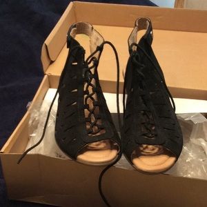 Earth Brand Black Soft Buck Sandals